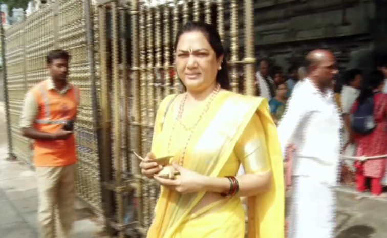 Actress_20Hema_20Visits_20Tirumala_20Temple_20After_20Bangalore_20Rave_20Party_20Case_20Photos_20_282_29.jpg 3