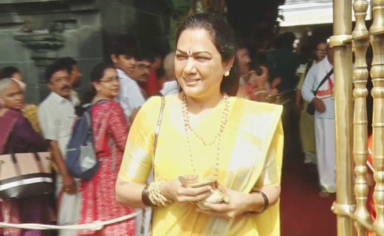 Actress_20Hema_20Visits_20Tirumala_20Temple_20After_20Bangalore_20Rave_20Party_20Case_20Photos_20_283_29.jpg 4