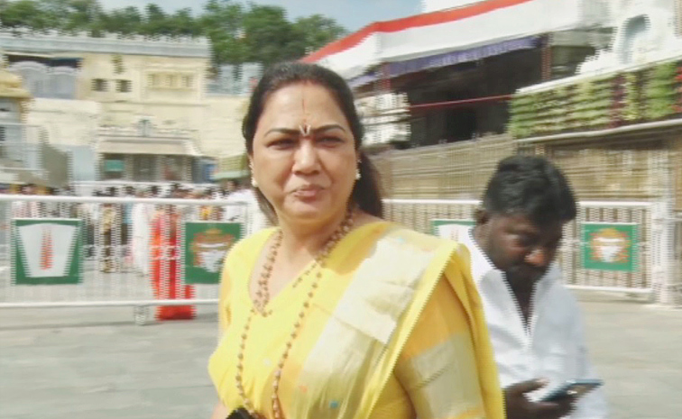 Actress_20Hema_20Visits_20Tirumala_20Temple_20After_20Bangalore_20Rave_20Party_20Case_20Photos_20_285_29.jpg 6