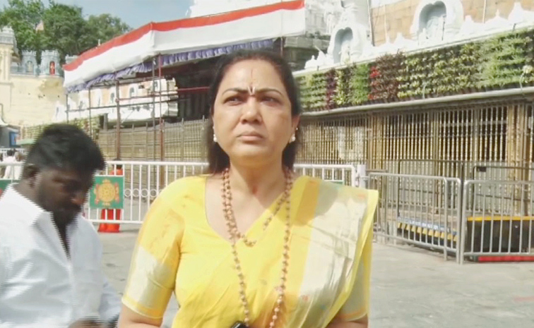 Actress_20Hema_20Visits_20Tirumala_20Temple_20After_20Bangalore_20Rave_20Party_20Case_20Photos_20_286_29.jpg 7