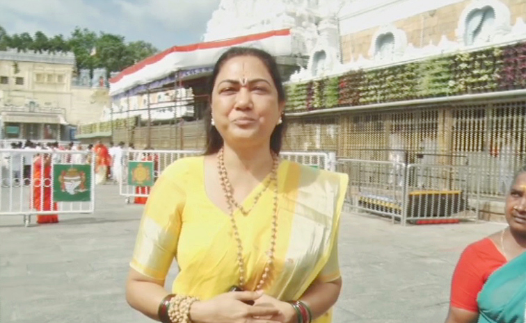 Actress_20Hema_20Visits_20Tirumala_20Temple_20After_20Bangalore_20Rave_20Party_20Case_20Photos_20_287_29.jpg 8