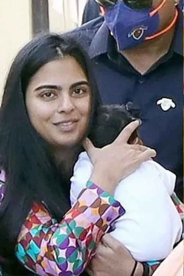 Isha_20Ambani_20says_20she_20had_20twins_20through_20IVF_20Photos_20_2818_29.jpg 6