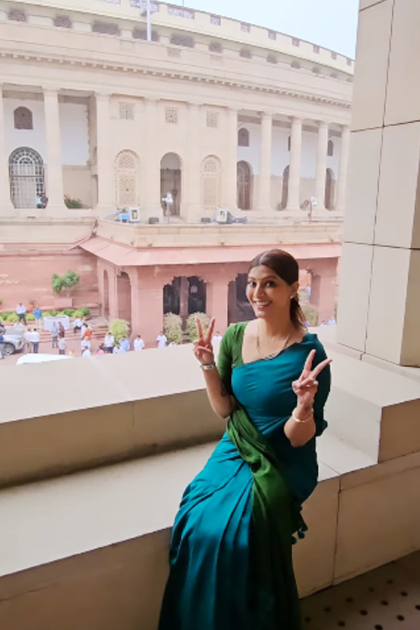 Varalaxmi-Sarathkumar-2.jpg 3
