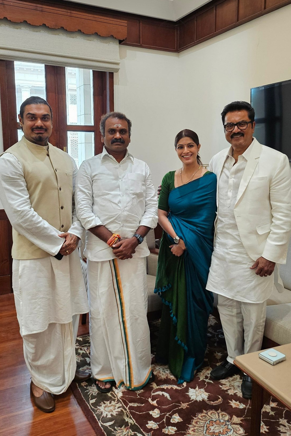Varalaxmi-Sarathkumar-8.jpg 9