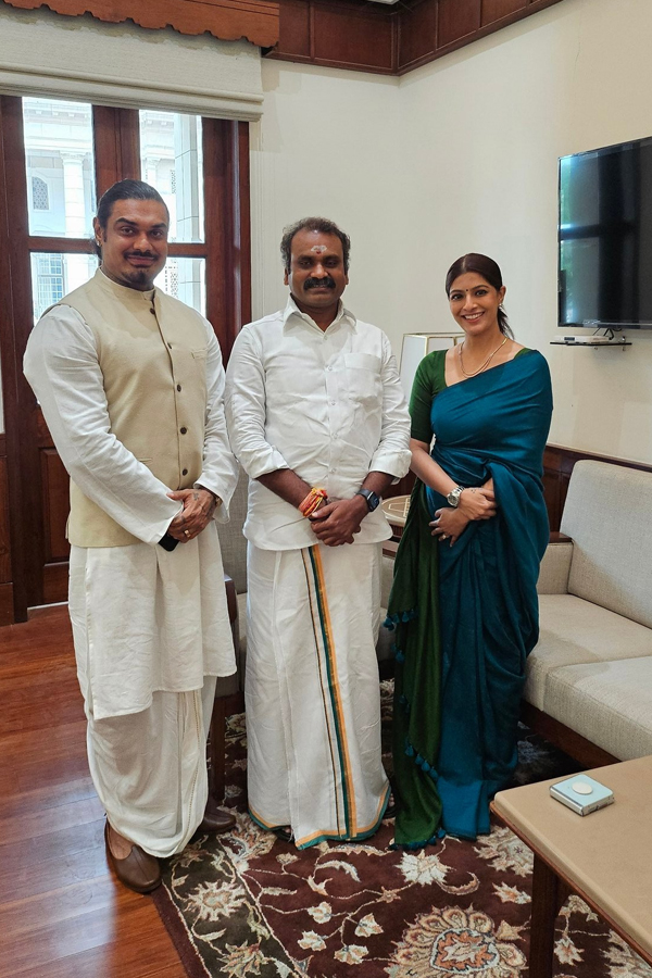 Varalaxmi-Sarathkumar-9.jpg 10