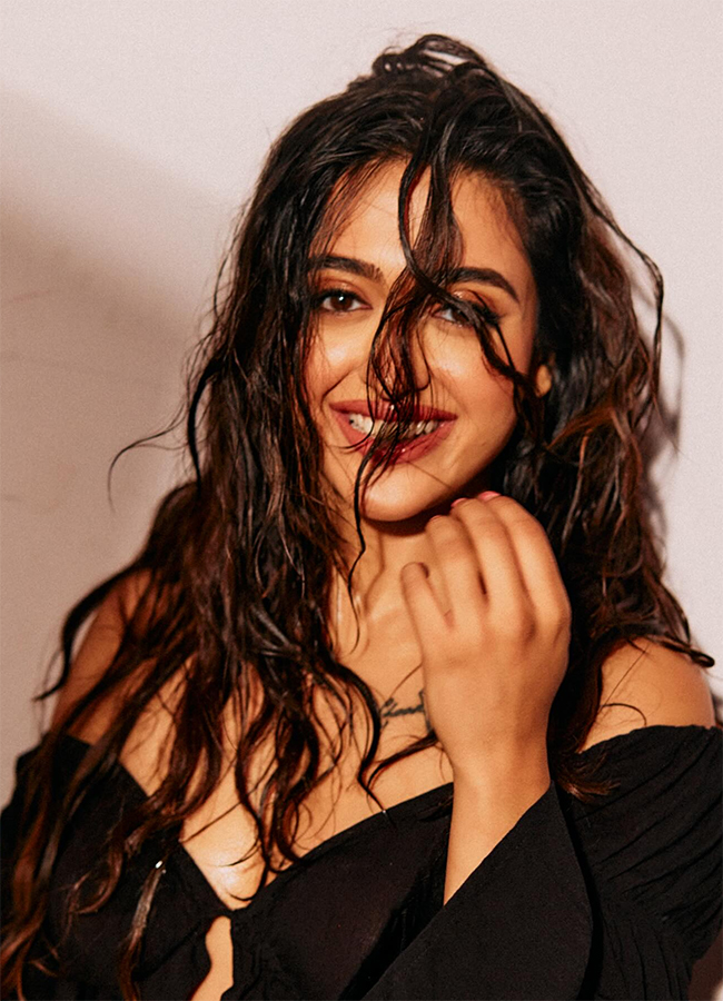 Actress_20Gayatri_20Bhardwaj_20Hot_20Photos__20_286_29.jpg 6
