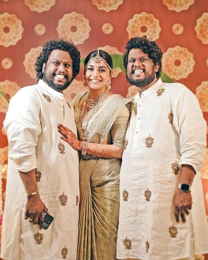 MeeraNandan-Sreeju-14.jpg 14