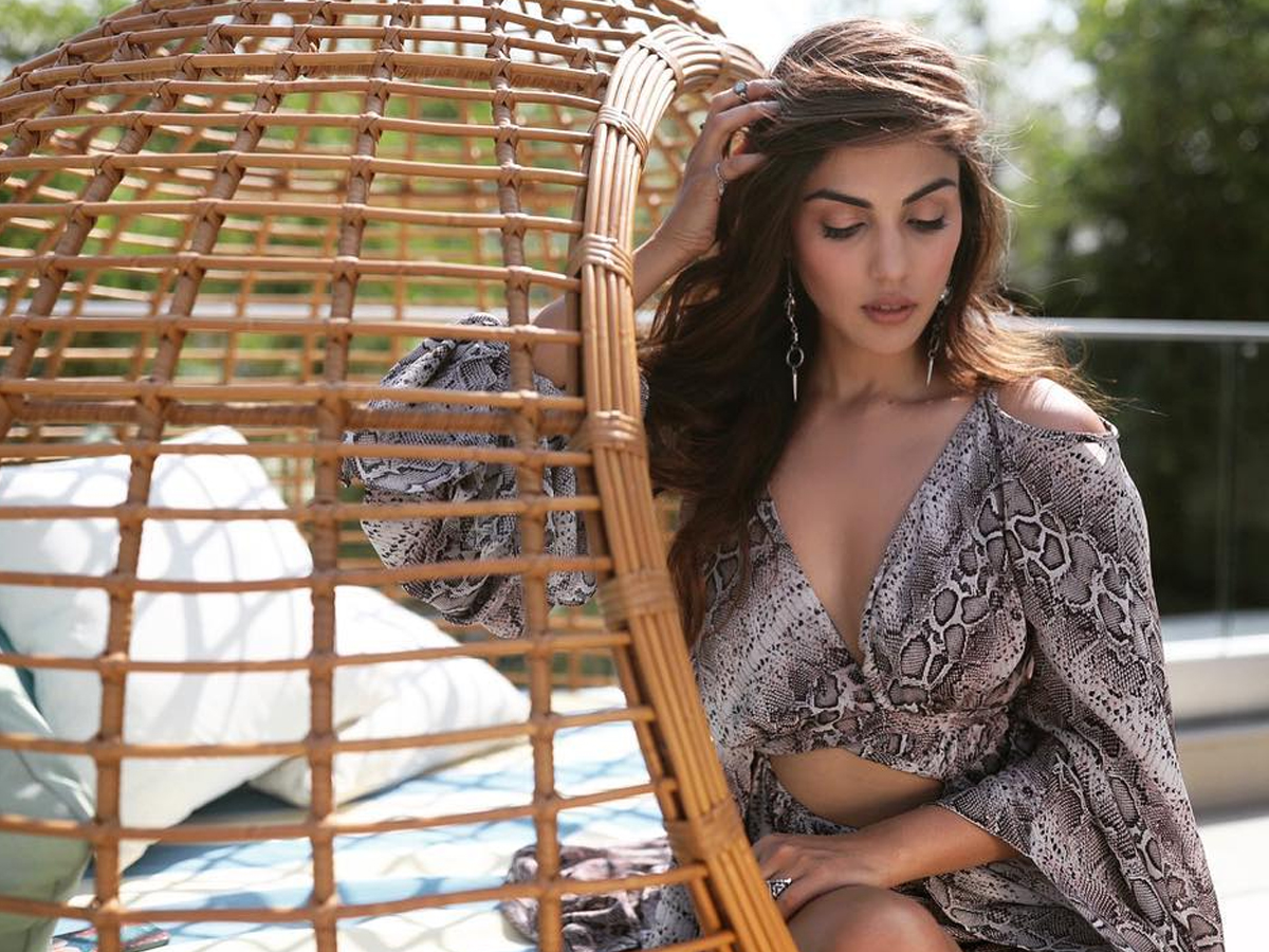 Rhea-Chakraborty-17.jpg 18