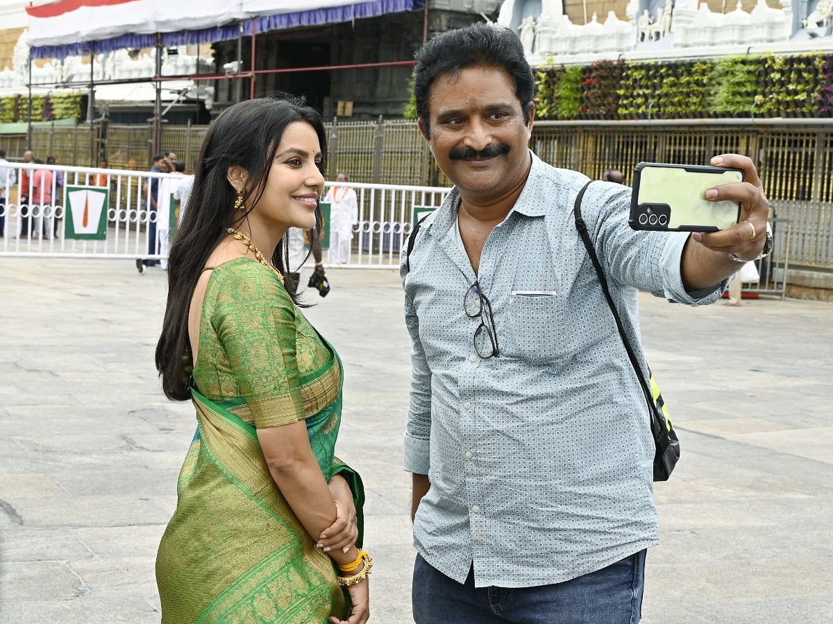 Actress_20Priya_20Anand_20Visits_20Visits_20Tirumala_20Tirupati_20Devasthanam_20Photos_20_283_29.jpg 4