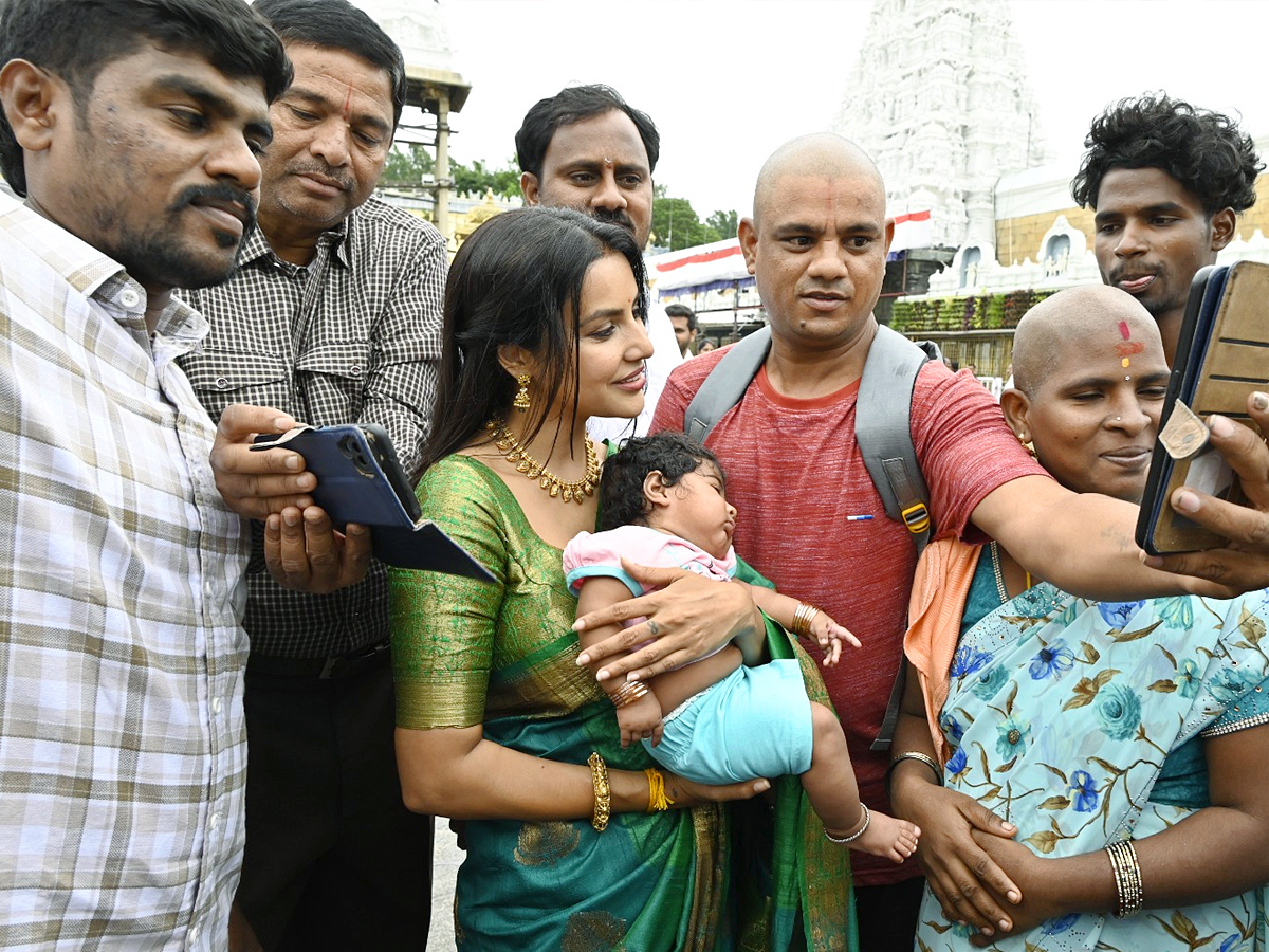 Actress_20Priya_20Anand_20Visits_20Visits_20Tirumala_20Tirupati_20Devasthanam_20Photos_20_286_29.jpg 7
