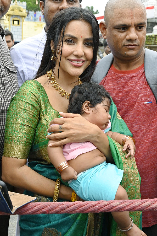 Actress_20Priya_20Anand_20Visits_20Visits_20Tirumala_20Tirupati_20Devasthanam_20Photos_20_288_29.jpg 9