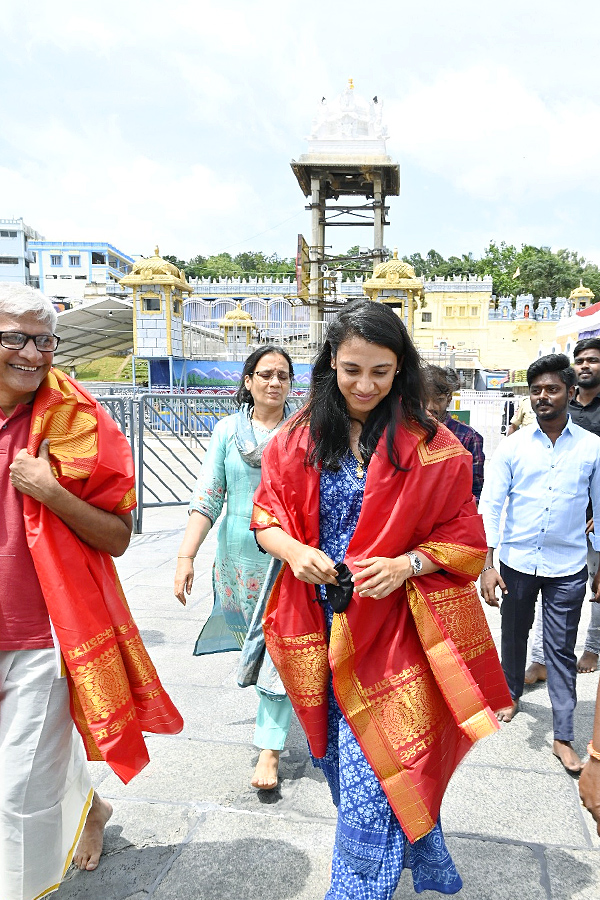 Cricketer_20Smriti_20Mandhana_20Visit_20Tirumala_20Tirupati_20Temple_20With_20Family_20Photos_20_2811_29.jpg 12
