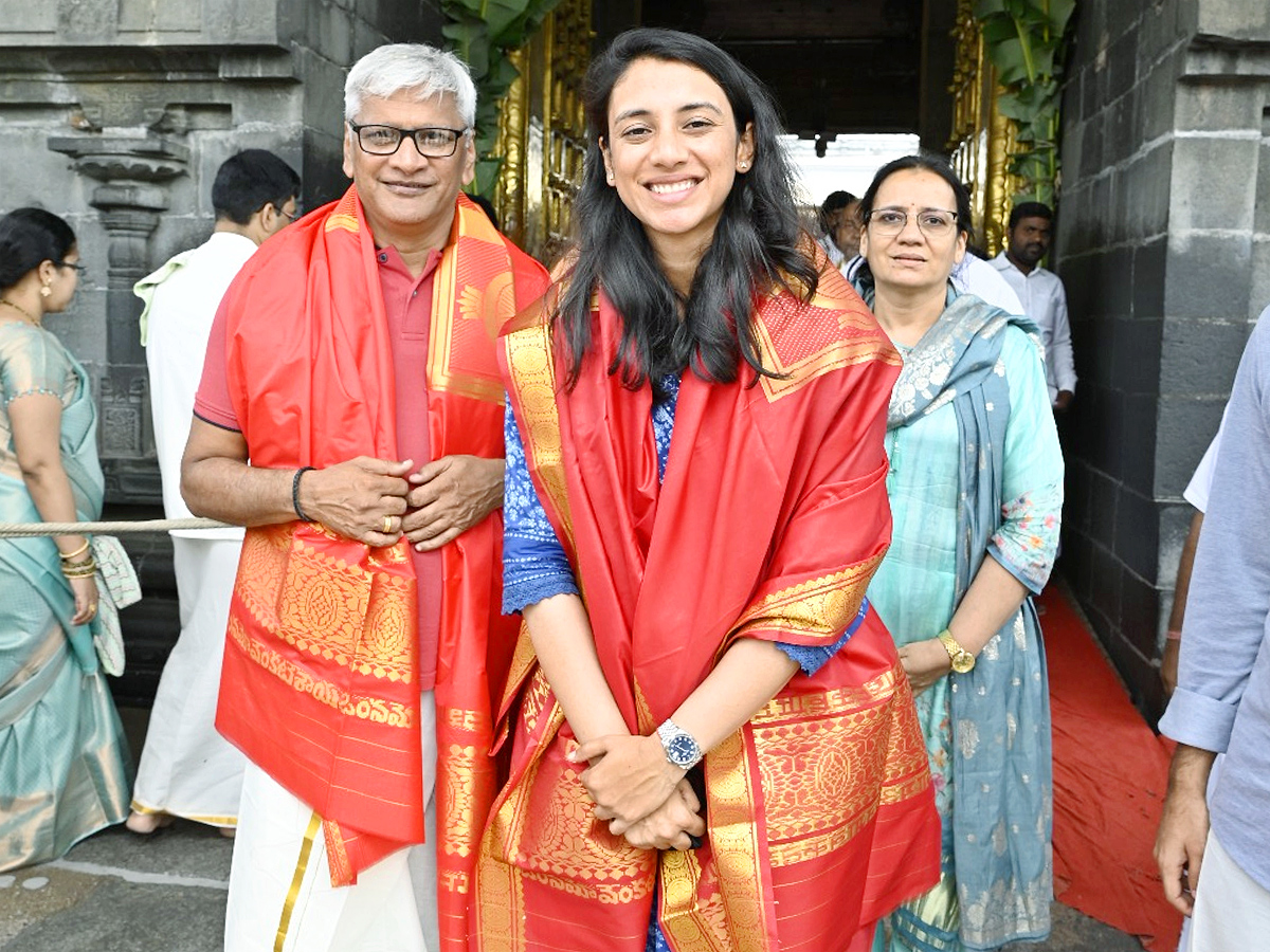Cricketer_20Smriti_20Mandhana_20Visit_20Tirumala_20Tirupati_20Temple_20With_20Family_20Photos_20_281_29.jpg 2