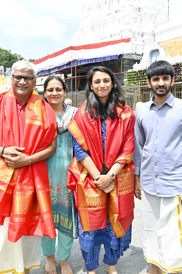 Cricketer_20Smriti_20Mandhana_20Visit_20Tirumala_20Tirupati_20Temple_20With_20Family_20Photos_20_287_29.jpg 8