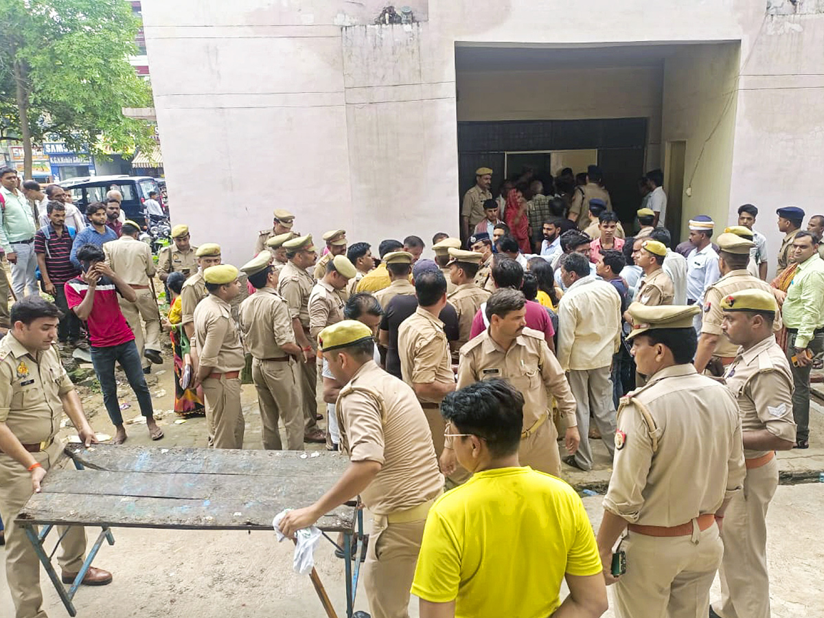 Dozens_20killed_20in_20stampede_20at_20India_20religious_20event_20Photos_20_282_29.jpg 3