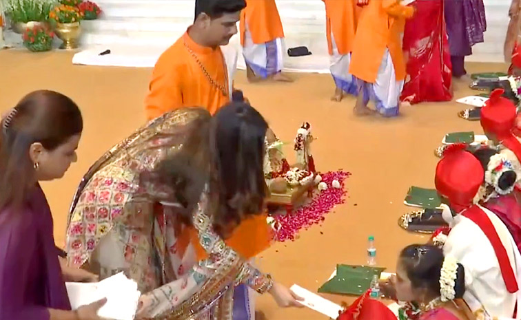 Mass_20wedding_20held_20for_20over_2050_20underprivileged_20couples_20ahead_20of_20Anant_20Ambani_20And_20Radhika_20Merchant_20wedding_20Photos_20_2811_29.jpg 12