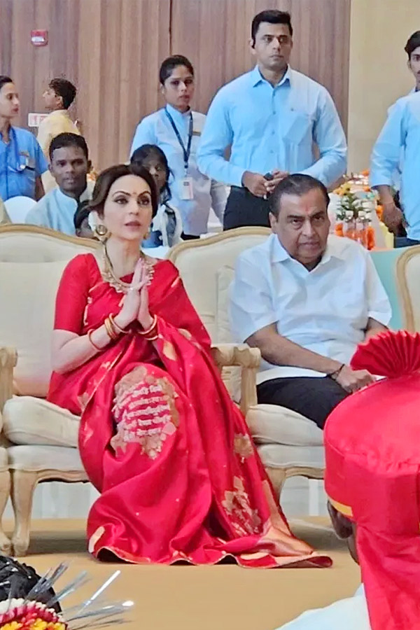 Mass_20wedding_20held_20for_20over_2050_20underprivileged_20couples_20ahead_20of_20Anant_20Ambani_20And_20Radhika_20Merchant_20wedding_20Photos_20_282_29.jpg 3