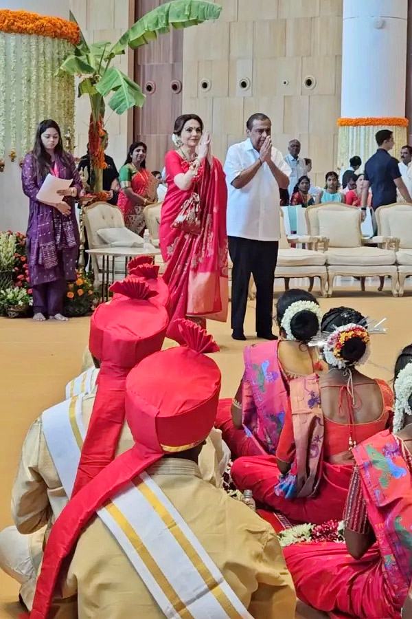 Mass_20wedding_20held_20for_20over_2050_20underprivileged_20couples_20ahead_20of_20Anant_20Ambani_20And_20Radhika_20Merchant_20wedding_20Photos_20_283_29.jpg 4