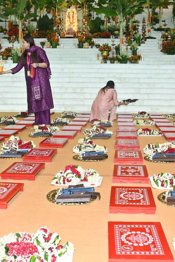 Mass_20wedding_20held_20for_20over_2050_20underprivileged_20couples_20ahead_20of_20Anant_20Ambani_20And_20Radhika_20Merchant_20wedding_20Photos_20_288_29.jpg 9