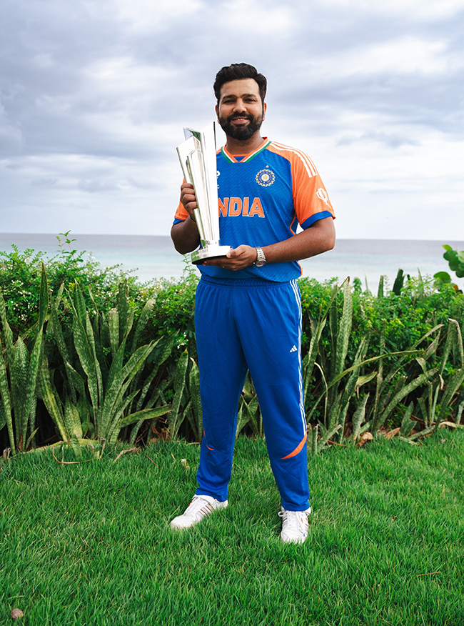 Rohit_20Sharma_20Photoshoot_20in_20t20_20World_20Cup_20Trophy_12.jpg 12