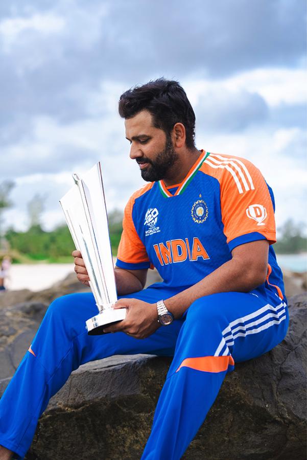 Rohit_20Sharma_20Photoshoot_20in_20t20_20World_20Cup_20Trophy_13.jpg 13