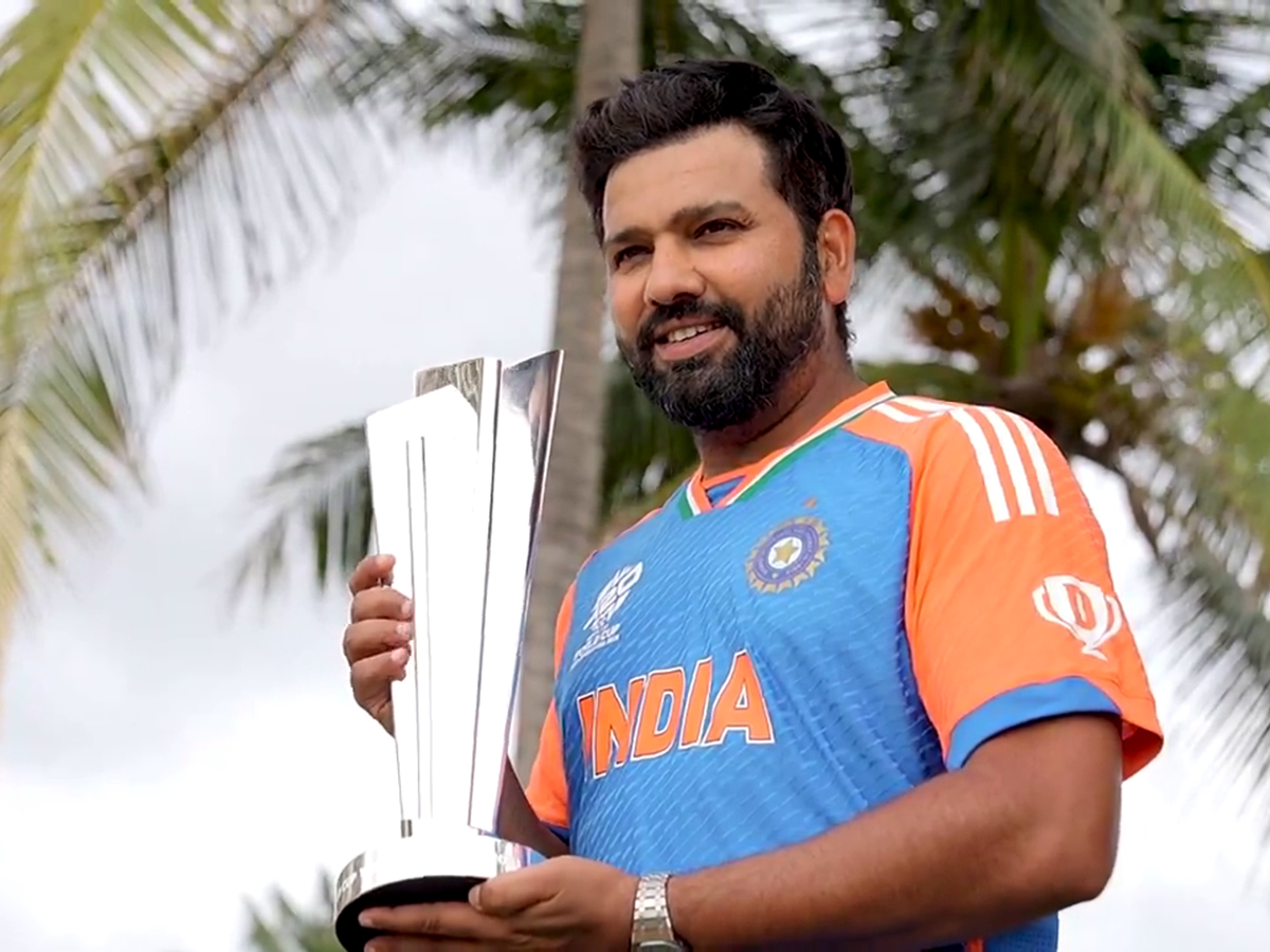 Rohit_20Sharma_20Photoshoot_20in_20t20_20World_20Cup_20Trophy_16.jpg 15