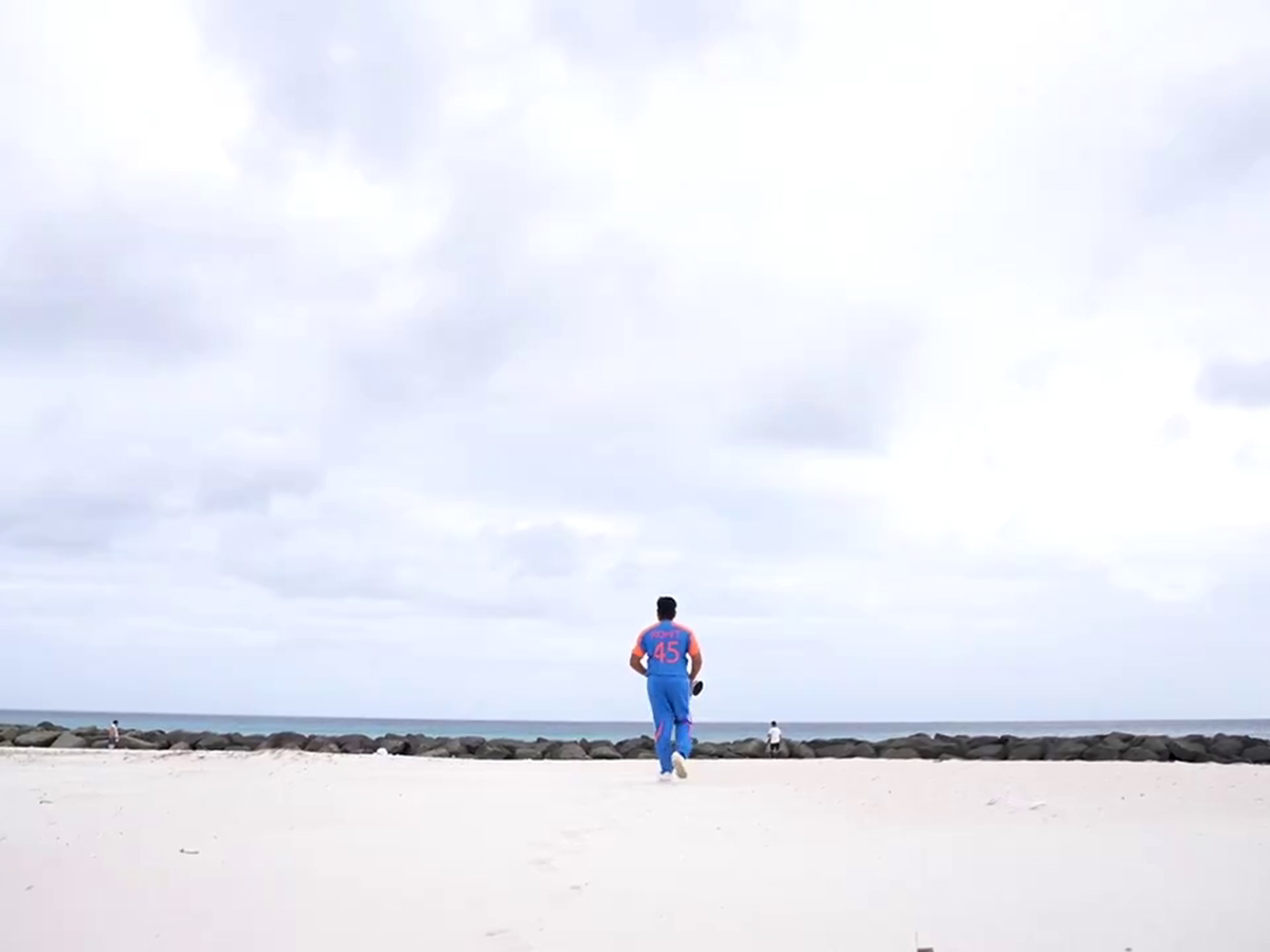 Rohit_20Sharma_20Photoshoot_20in_20t20_20World_20Cup_20Trophy_20.jpg 19
