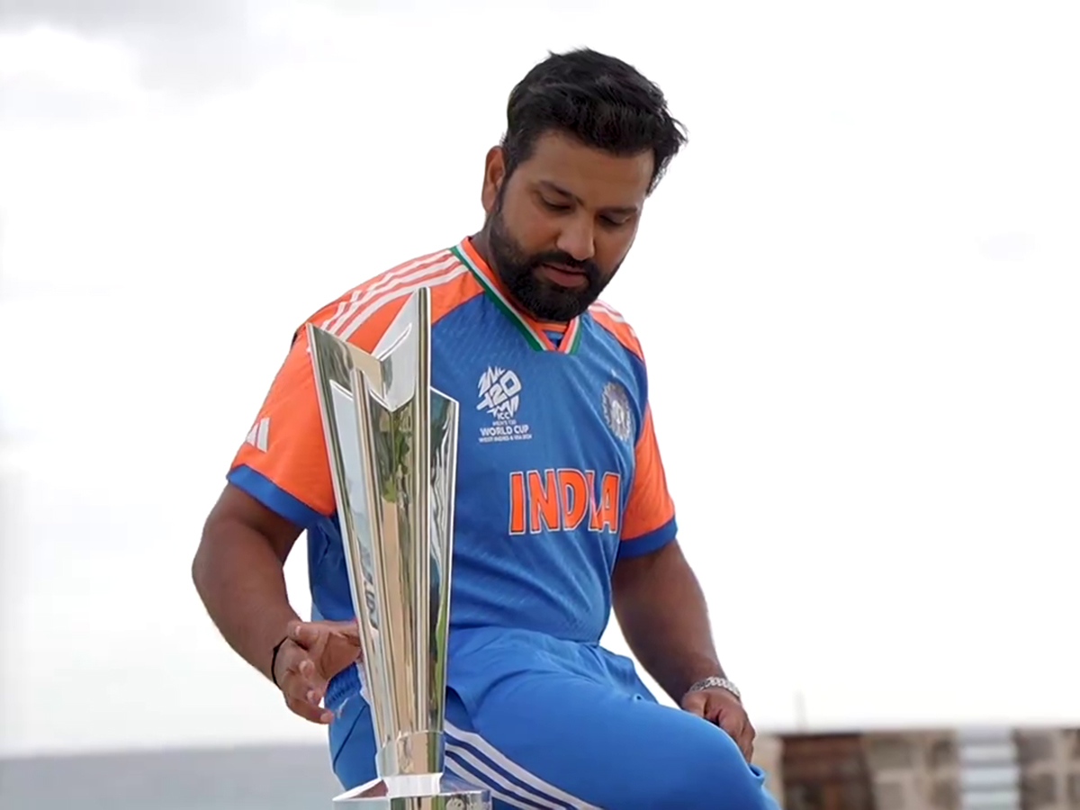 Rohit_20Sharma_20Photoshoot_20in_20t20_20World_20Cup_20Trophy_24.jpg 23