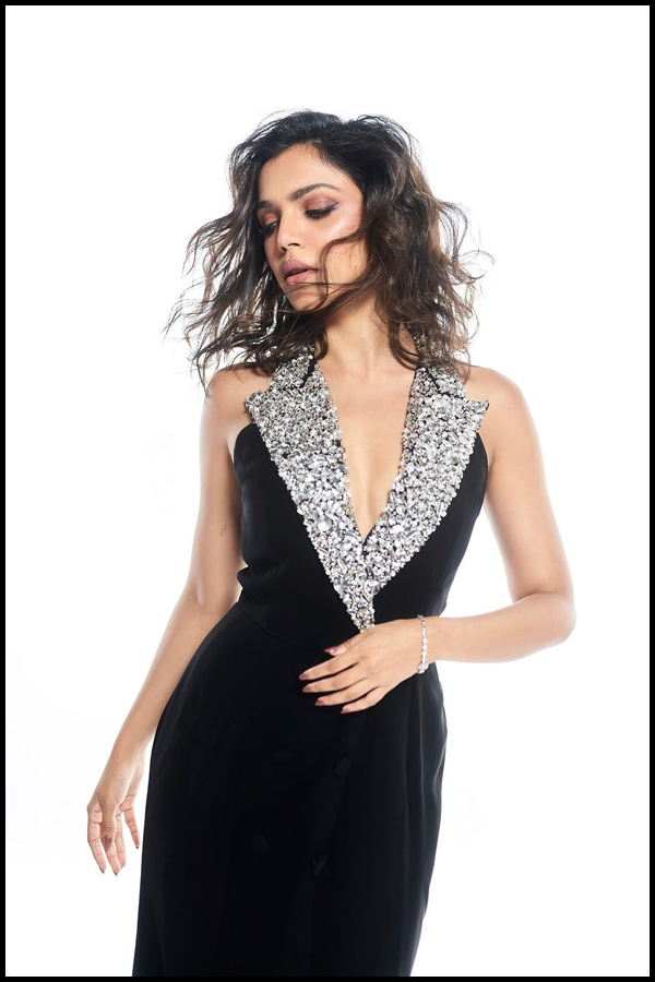 Shriya-Pilgaonkar-5.jpg 6