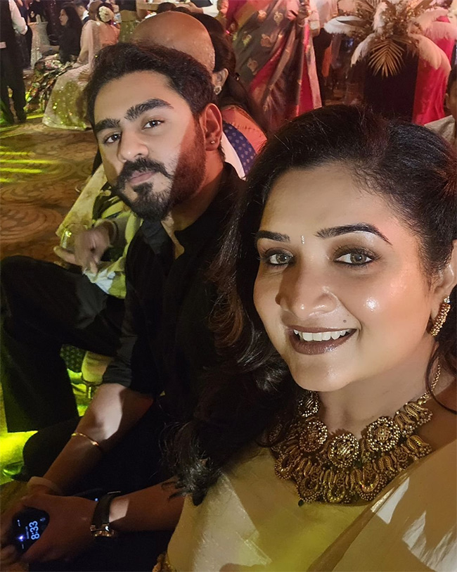 Varalakshmi_20Sarathkumar_20Pre_20wedding_20celebration_20photo__20_2812_29.jpg 12