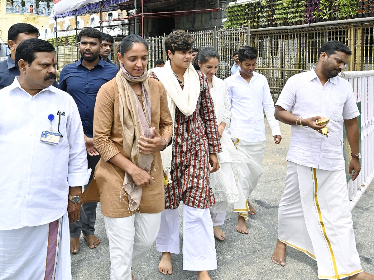 Harmanpreet_20Kaur_20and_20her_20teammates_20visit_20Tirumala_20Temple_20Photos_20_2815_29.jpg 16