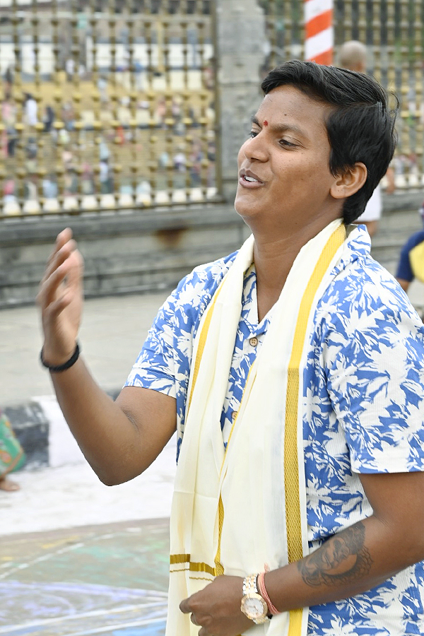 Harmanpreet_20Kaur_20and_20her_20teammates_20visit_20Tirumala_20Temple_20Photos_20_282_29.jpg 3