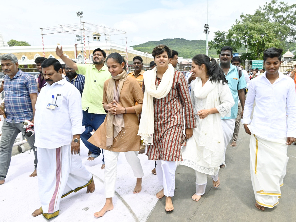 Harmanpreet_20Kaur_20and_20her_20teammates_20visit_20Tirumala_20Temple_20Photos_20_284_29.jpg 5