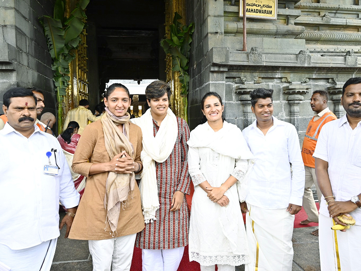 Harmanpreet_20Kaur_20and_20her_20teammates_20visit_20Tirumala_20Temple_20Photos_20_288_29.jpg 9
