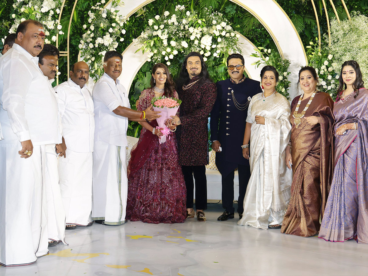 Varalaxmi_20Sarathkumar_20Grand_20Wedding_20Reception_20Photos_7_20_282_29.jpg 8