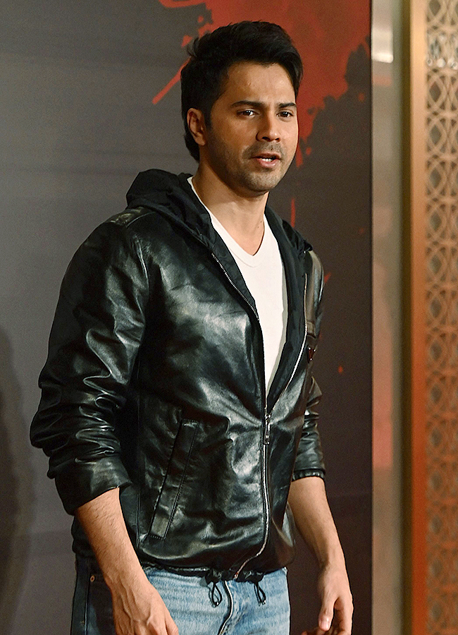 Attend_20the_20premiere_20of_20her_20Hindi_20language_20film_20Kill_20in_20Mumbai_24.jpg 23