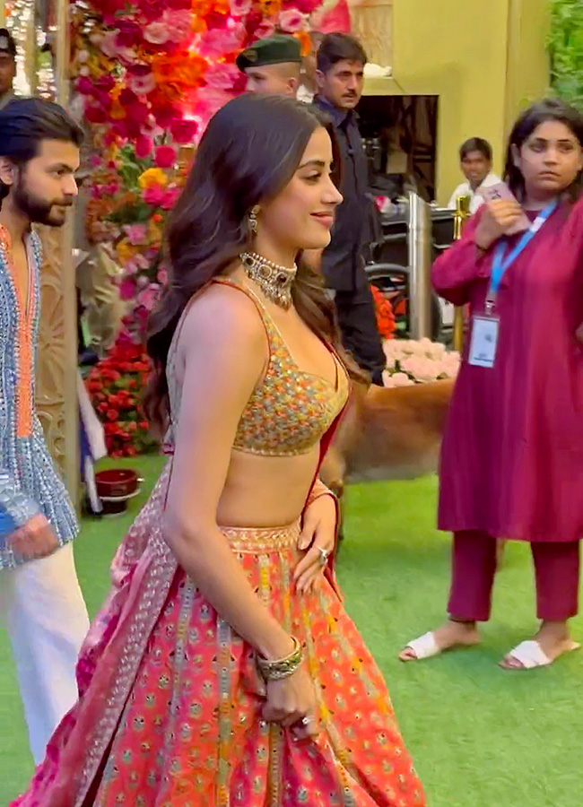 Janhvi_20Kapoor_20Hugs_20Anant_20Ambani_20Attends_20Mameru_20Ceremony_20With_20Boyfriend__20_2810_29.jpg 10