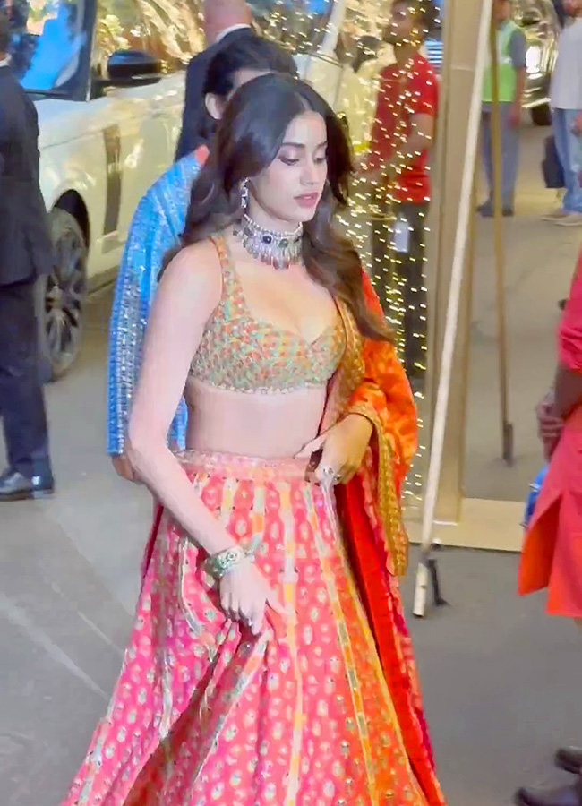 Janhvi_20Kapoor_20Hugs_20Anant_20Ambani_20Attends_20Mameru_20Ceremony_20With_20Boyfriend__20_2811_29.jpg 11