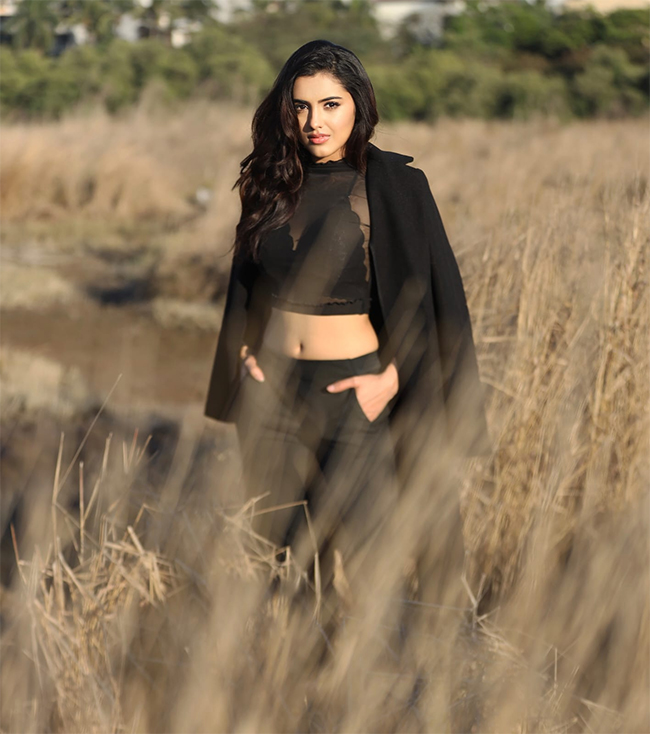 Actress_20Malavika_20Sharma_20hot_20photos__20_2823_29.jpg 23