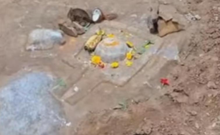 Ancient-Shiva-Lingam-Found-.jpg