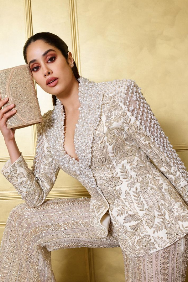 Janhvi-Kapoor-11.jpg 12