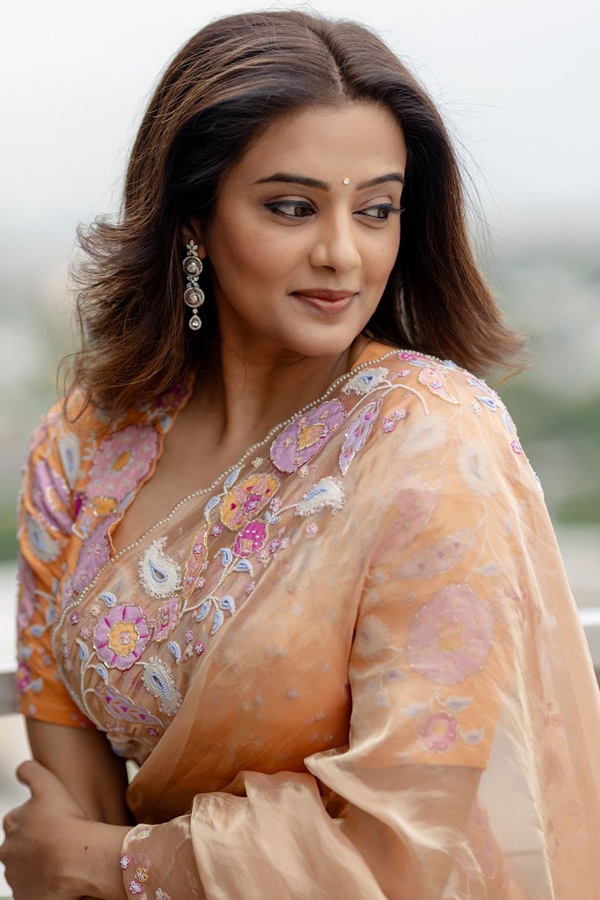 Priya-Mani-Raj-10.jpg 11