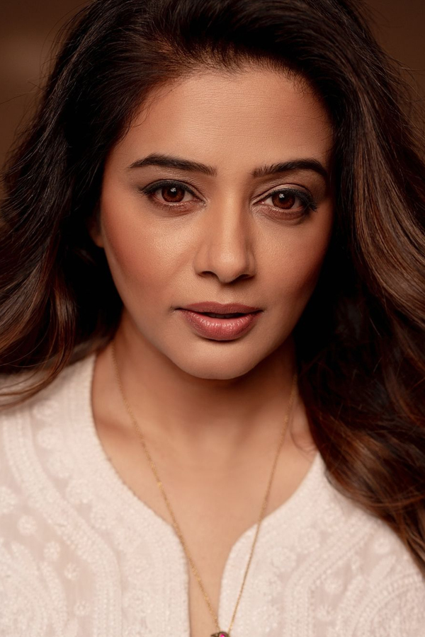 Priya-Mani-Raj-2.jpg 3