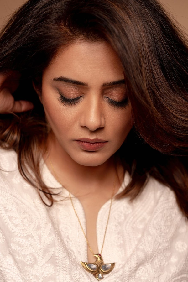 Priya-Mani-Raj-7.jpg 8