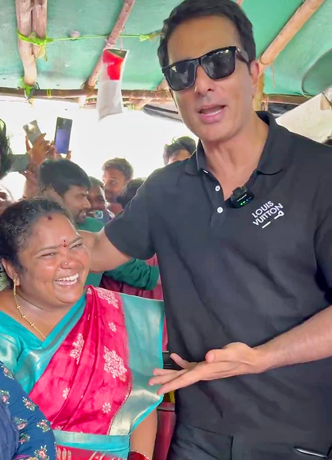 Sonu_20Sood_20Visits_20Kumari_20Aunty_20Food_20Stall_20Photos__20_2812_29.jpg 12
