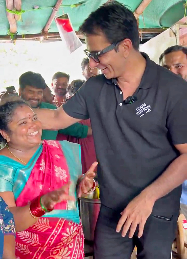 Sonu_20Sood_20Visits_20Kumari_20Aunty_20Food_20Stall_20Photos__20_2815_29.jpg 15
