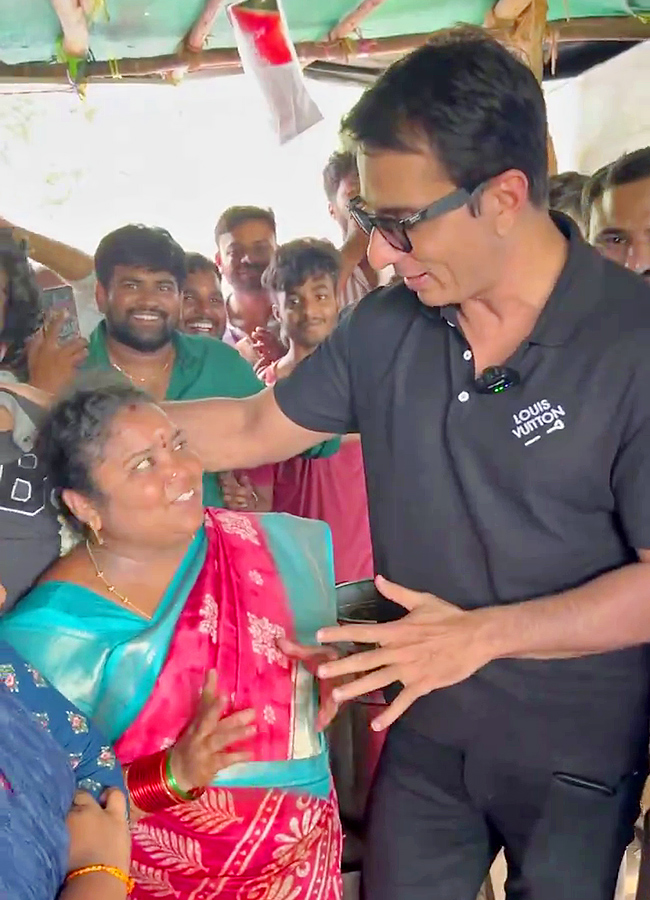 Sonu_20Sood_20Visits_20Kumari_20Aunty_20Food_20Stall_20Photos__20_2816_29.jpg 16