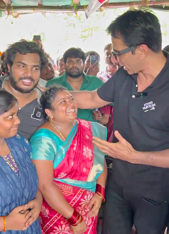 Sonu_20Sood_20Visits_20Kumari_20Aunty_20Food_20Stall_20Photos__20_2817_29.jpg 17