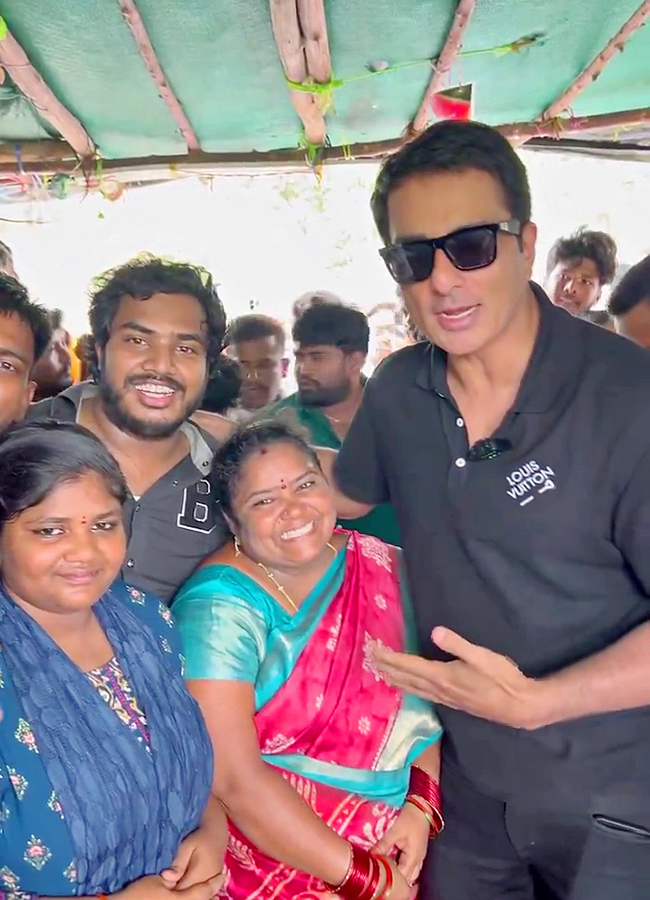 Sonu_20Sood_20Visits_20Kumari_20Aunty_20Food_20Stall_20Photos__20_2821_29.jpg 21