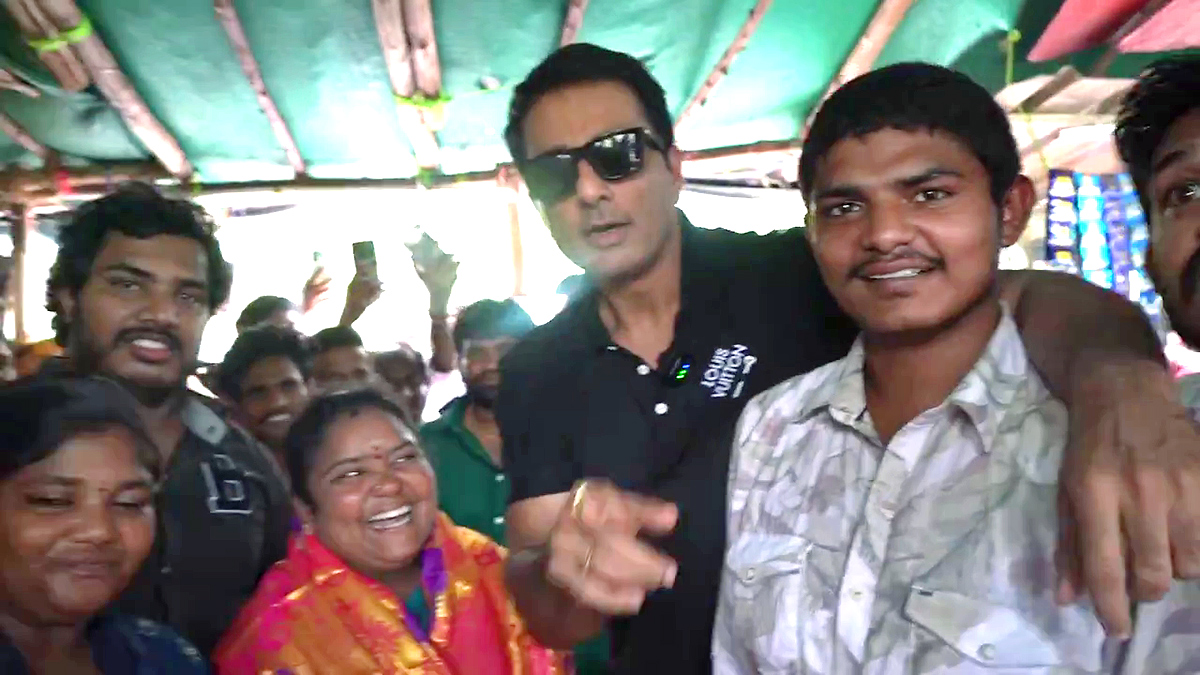 Sonu_20Sood_20Visits_20Kumari_20Aunty_20Food_20Stall_20Photos__20_284_29.jpg 4